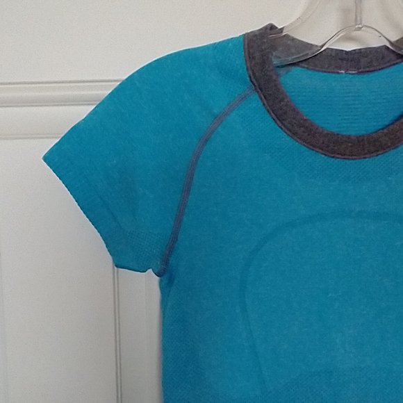 Women's Size 4 Lululemon Athletica: running and training short sleeve shirt - Picture 4 of 10